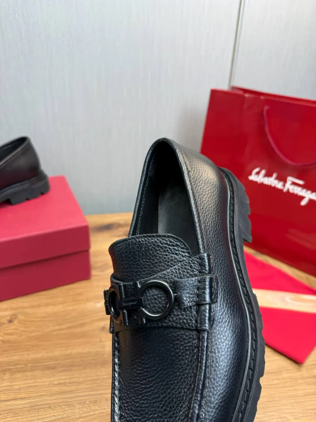 Men's shoes 💰880💰 Ferragamo. [Ferragamo] men's thick-soled loafers, the latest hot style, 1:1 original purchase quality, top quality, imported open-edge beaded cowhide leather on the upper, hand-made three-dimensional stitching highlights the round toe design, the inner foot pads are all imported cowhide, with original lightweight foam outsole, matching code 39-44, (38, 45 custom-made, non-refundable)